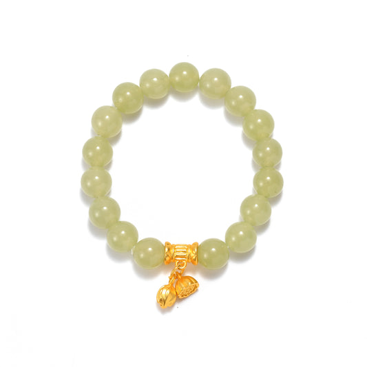 Natural jade bracelets connect this precious jade, each carrying a unique meaning and energy.