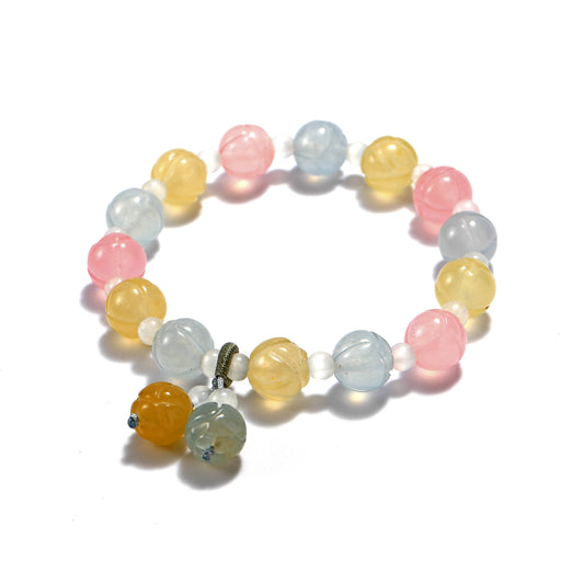 As a treasure gift from nature, the bracelet made of gold silk jade has extraordinary charm and connotation.