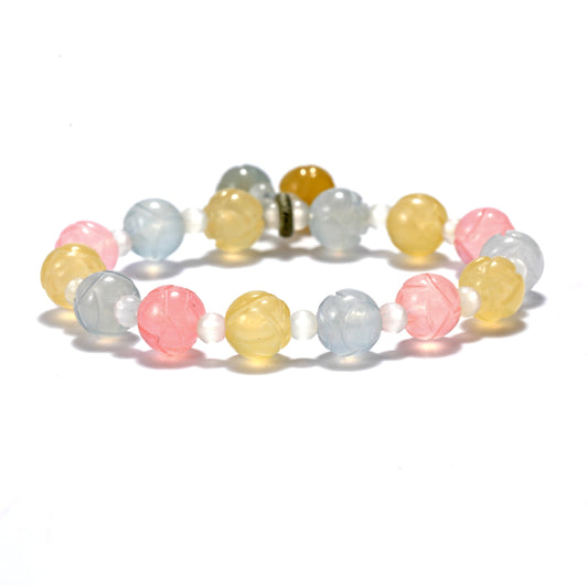 As a treasure gift from nature, the bracelet made of gold silk jade has extraordinary charm and connotation.