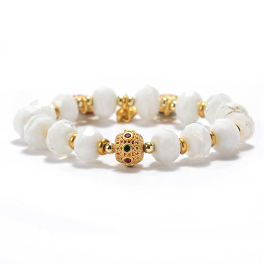 White glazed bracelets are considered to have the effect of purifying the body and mind. It can help the wearer dispel the haze and negative emotions in his heart